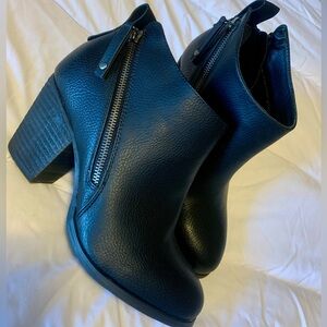 Torrid 9WW Black Ankle Boots with Zippers